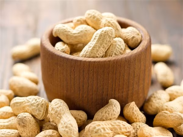Đậu phộng: có khoảng 9 gam protein trong 1/4 chén đậu phộng. Đậu phộng giúp bạn giảm mỡ bụng và cải thiện tâm trạng , vì nó có chứa folate.