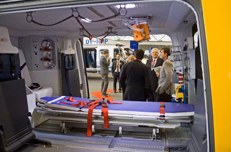 Theo số liệu của AgustaWetsland thì AW159 có chiều dài 15,24m, cao 3,73m, trọng lượng cất cánh tối đa 6 tấn. Ảnh: mô hình khaong hàng của trực thăng AW159 có thể chở giường cấp cứu, hoặc 7 lính.
