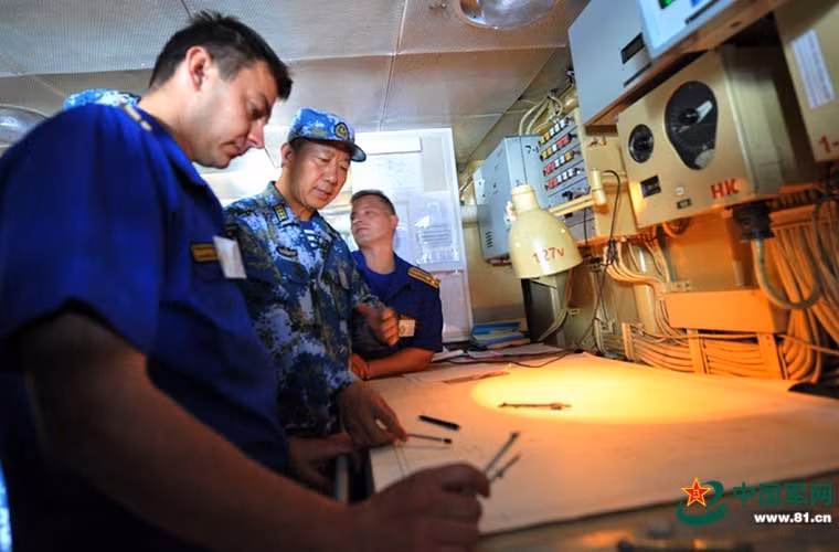 Sĩ quan chỉ huy Nga – Trung trao đổi tác chiến trên tàu tuần dương Moskva.