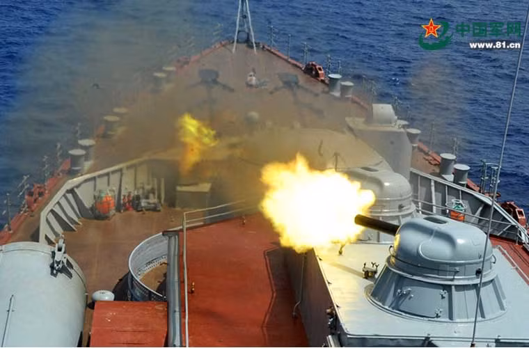 Ụ pháo AK-630 trên tàu tuần dương Moskva khạc đạn tấn công mục tiêu trên biển.