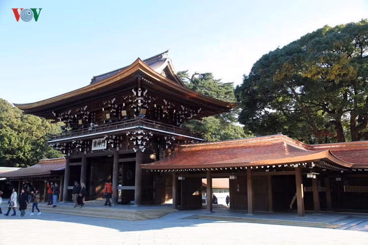 Đền Meiji được xây xong vào năm 1920, tám năm sau khi Hoàng đế Minh Trị qua đời, sau đó bị phá hủy trong Chiến tranh Thế giới thứ 2. Và đã sớm được phục dựng lại.