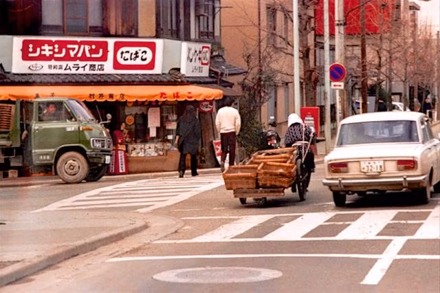 Cuộc sống thường nhật ở cố đô Nhật Bản Kyoto năm 1972 được tái hiện sinh động qua loạt ảnh màu dưới đây. Ảnh: Một ngã tư ở Kyoto đầu thập niên 1970. Ảnh Sina