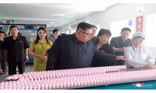 Theo Rodong Sinmun, nhà máy hóa mỹ phẩm nói trên nằm ở thị trấn Sinuiju của Triều Tiên – “hàng xóm” với tỉnh Đan Đông của Trung Quốc. Ảnh: Rodong Sinmun.