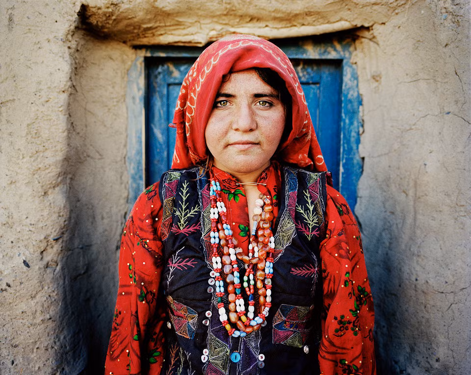 Có hai bộ lạc sinh sống ở Wakhan Corridor, đó là người Wakhi và Kyrgyz. Họ chủ yếu sinh sống bằng nghề chăn nuôi gia súc như cừu và bò Tây Tạng.