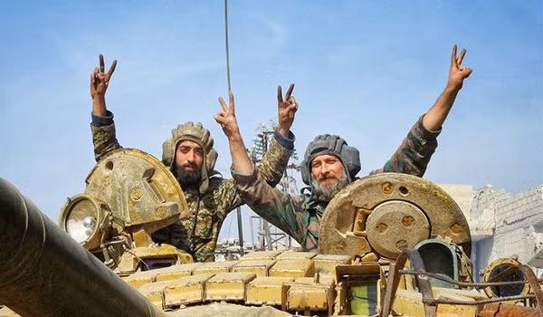 Được biết, hai chỉ huy của nhóm phiến quân FSA là Qassem Mohammad Zeid Sharaf và Ahrar al-Nawa đã bỏ mạng trong các cuộc giao tranh với lực lượng chính phủ Damascus ở Nawa ngày 18/7. Ảnh: FNA.