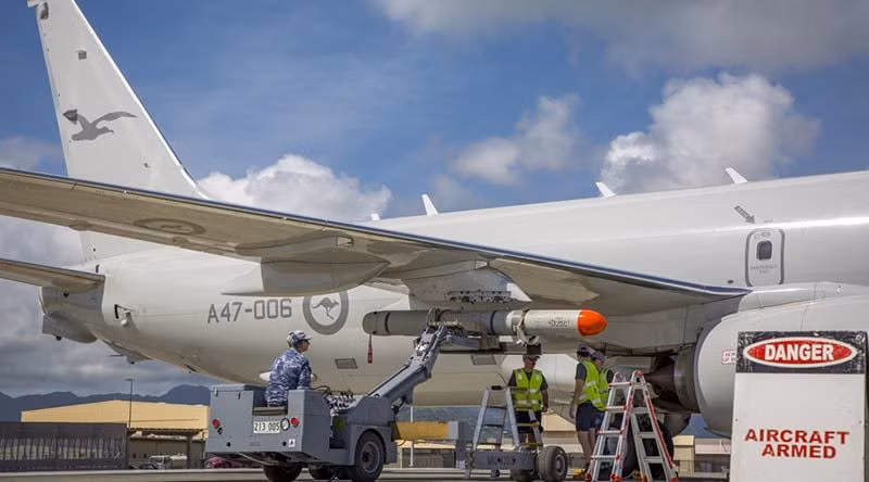 Với màn trình diễn vừa rồi tại RIMPAC 2018, có thể thấy ít nhiều sự hạn chế của Harpoon sau nhiều thập kỷ sử dụng, có lẽ vì vậy mà Hải quân và Không quân Mỹ đang tính tới việc thay thế dòng tên lửa này bằng một ứng cử viên sáng giá hơn như Naval Strike Missile (NSM). Bản thân NSM cũng được Hải quân Mỹ thử nghiệm trong đợt diễn tập bắn đạn thật với mục tiêu cũng là tàu USS Racine. Ảnh: Không quân Australia.