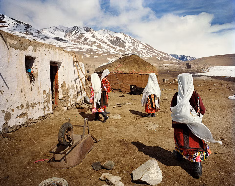 Người Kyrgyz và Wakhi chuyển nơi ở vào các mùa khác nhau. Khi Lagrange đến đây vào tháng 3, những người phụ nữ này đang chuẩn bị chuyển nhà về phía bên kia hồ. Mời độc giả xem thêm video: Thổi hồn nghệ thuật vào thủ đô Kabul, Afghanistan (Nguồn: VTC14)