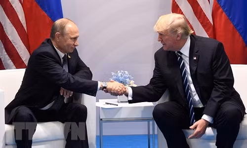 Tổng thống Mỹ Donald Trump (phải) và Tổng thống Nga Vladimir Putin trong cuộc gặp bên lề Hội nghị thượng đỉnh G20 tại Hamburg, Đức, ngày 7/7/2017.