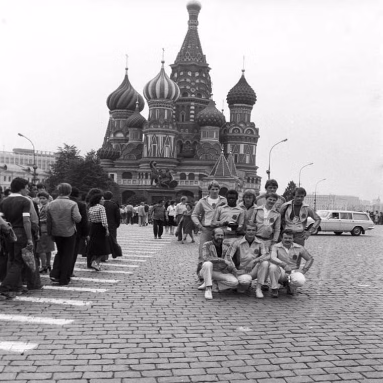 Các du khách nước ngoài chụp ảnh lưu niệm tại Quảng trường Đỏ ở thủ đô Moscow năm 1980.