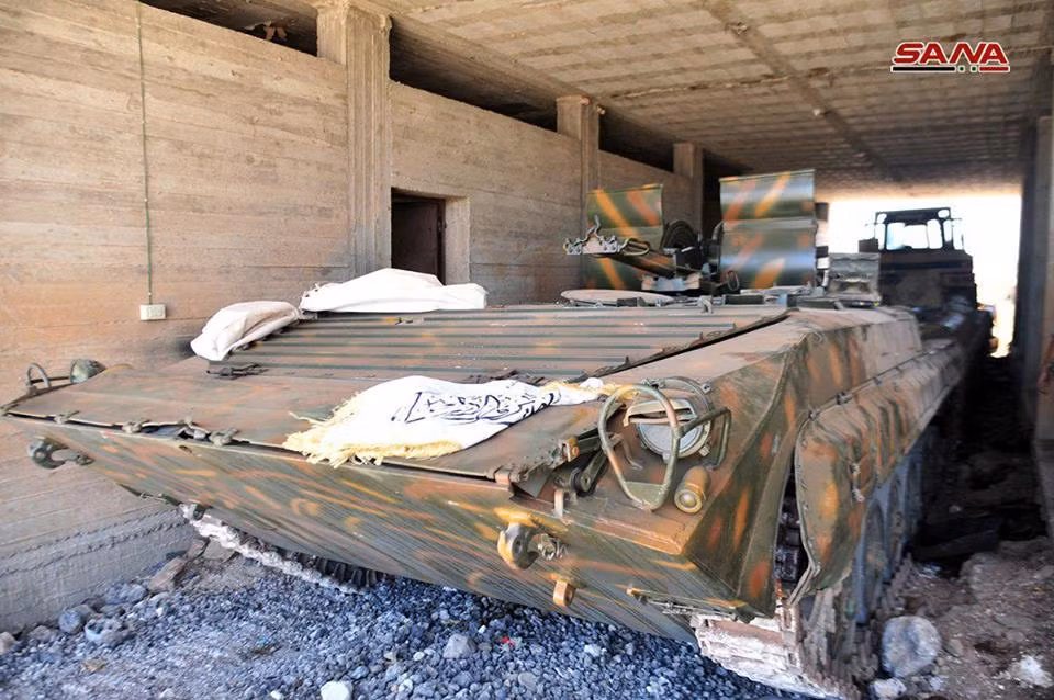 Trong diễn biến liên quan, ở khu vực phía đông bắc tỉnh Daraa, Quân đội Syria tịch thu một lượng lớn vũ khí và cả xe tăng của nhóm phiến quân tại thị trấn Alma. Ảnh: SANA.