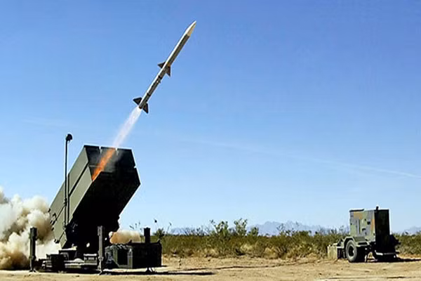 Trong đó, NASAMS-2 là phiên bản cải tiến của hệ thống phòng không NASAMS, có thể liên kết với nhiều loại tiêm kích của các nước đồng minh và tăng khả năng sống sót trước các biện pháp chế áp phòng không của đối phương. Ảnh: aviationweek.com.