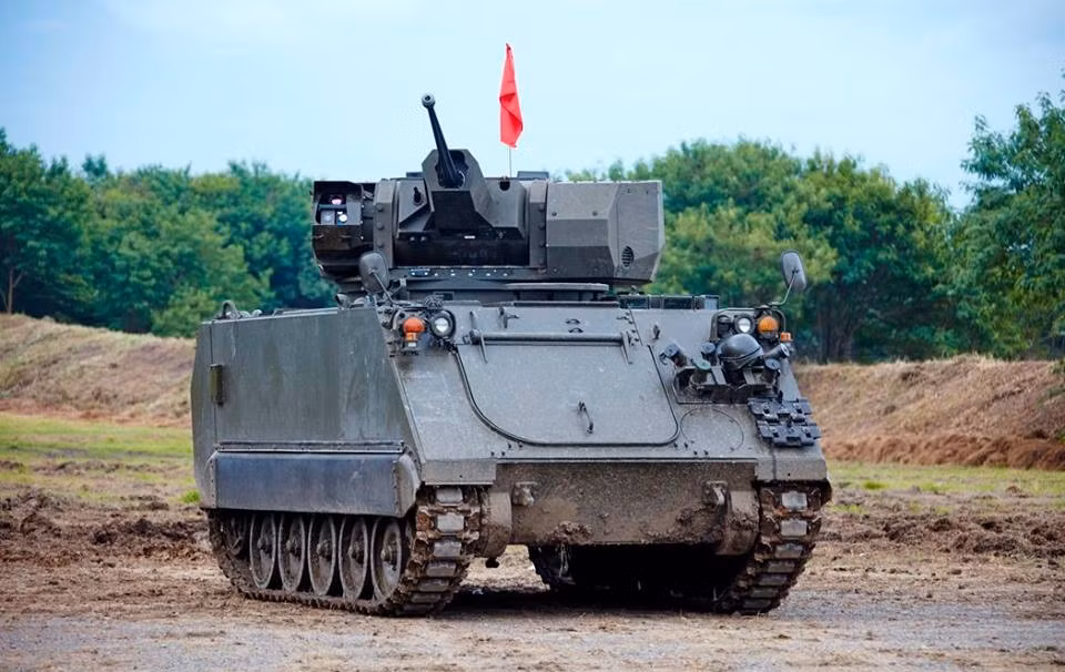 Đây cũng là biến thể xe bọc thép M113 mạnh nhất của Quân đội Philippines có thể tùy chọn lắp pháo cỡ nòng 25 mm hoặc 30 mm được kiểm soát bắn bởi hệ thống điều khiển hỏa lực tối tân, vũ khí phụ bao gồm súng máy đồng trục 7,62 mm và cả tên lửa chống tăng. Nguồn ảnh: John Chua.