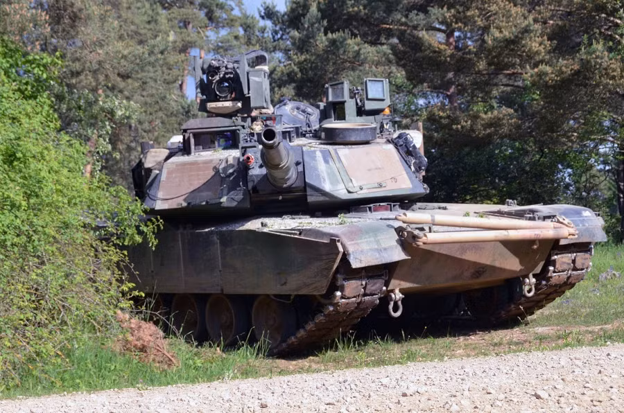 Vũ khí chính của M1A2 là pháo M256 nòng trơn 120 mm có thể bắn nhiều loại đạn như M829 APFSDS-T, M830 HEAT-MP-T, M831 TP-T và M865 TPCSDS-T với tầm bắn tối đa 4 km. Ảnh: Military Today.