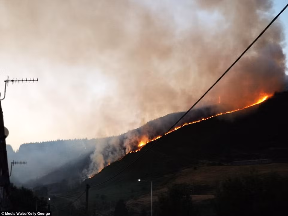 “Vành đai lửa” trên núi Maerdy ở Rhonđa Cynon Taff, xứ Wales.