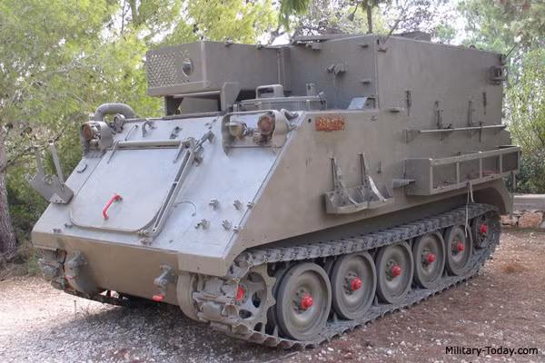 Các phương tiện hạng nặng Israel triển khai áp sát biên giới Syria còn có xe chỉ huy bọc thép M577. Ảnh: Military-today.com.