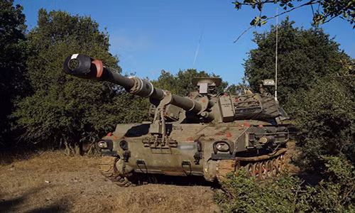 Theo Defence Blog, Lực lượng Phòng vệ Israel (IDF) tuyên bố họ đã triển khai thêm xe tăng và lực lượng pháo binh nhằm tăng cường năng lực phòng thủ ở khu vực dọc biên giới với Syria. Ảnh: Defence Blog.