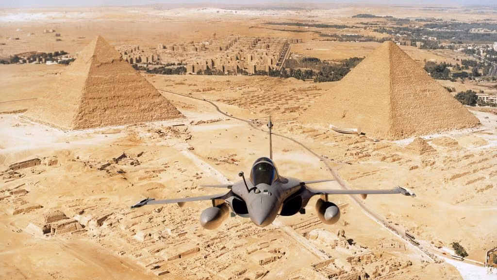 Theo Dassault, Rafale là máy bay chiến đấu có khả năng thực hiện các nhiệm vụ tầm ngắn và tầm xa, bao gồm tấn công mặt đất và trên biển với độ chính xác cao, trinh sát,…Điều mà chưa có chiến đấu cơ nào của Ai Cập trước khi có Rafale làm được kể cả những chiếc tiêm kích MiG-29 mà Cairo mua từ Nga. Ảnh: airforce-technology.com