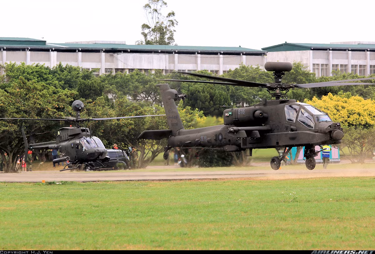 Vũ khí chính của AH-64E là pháo tự động M230 30 mm với 1.200 viên đạn. Ngoài ra, nó có thể mang tới 16 tên lửa dẫn đường chống tăng AGM-114R Hellfire 2. Ảnh: militaryaerospace.com.