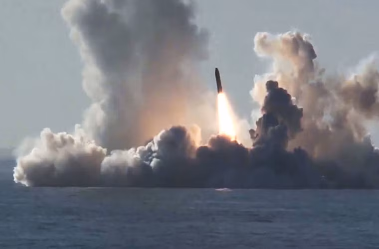 “R-30 Bulava (NATO định danh SS-NX-30), loại tên lửa đạn đạo liên lục địa phóng đi từ tàu ngầm, là một phần của tổ hợp D-30. Tên lửa này được thiết kế cho các tàu ngầm hạt nhân mang tên lửa chiến lược lớp Borei và Borei-M của Đề án 955”, nguồn tin cho hay. Ảnh: Sputnik.