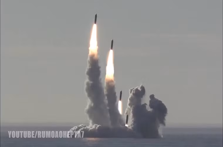 Theo các dữ liệu khác nhau, ICBM Bulava là một tên lửa rắn ba giai đoạn có khả năng mang 6 đầu đạn nhằm vào các mục tiêu độc lập. Ảnh: Youtube.