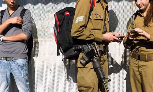 Binh sĩ Israel cả nam và nữ đều là mục tiêu tấn công của các phần mềm độc hại qua ứng dụng hẹn hò. Ảnh: Jim Hollander/EPA