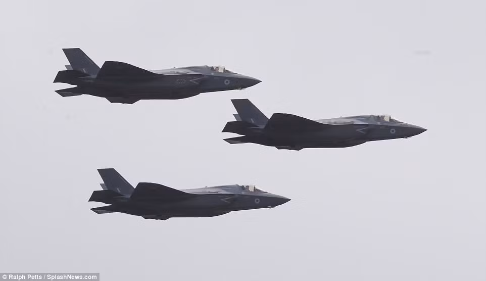 Tiêm kích tàng hình F-35A Lightning lần đầu “ra mắt” công chúng Anh, đây cũng là chiến đấu cơ tàng hình đầu tiên của nước Anh.
