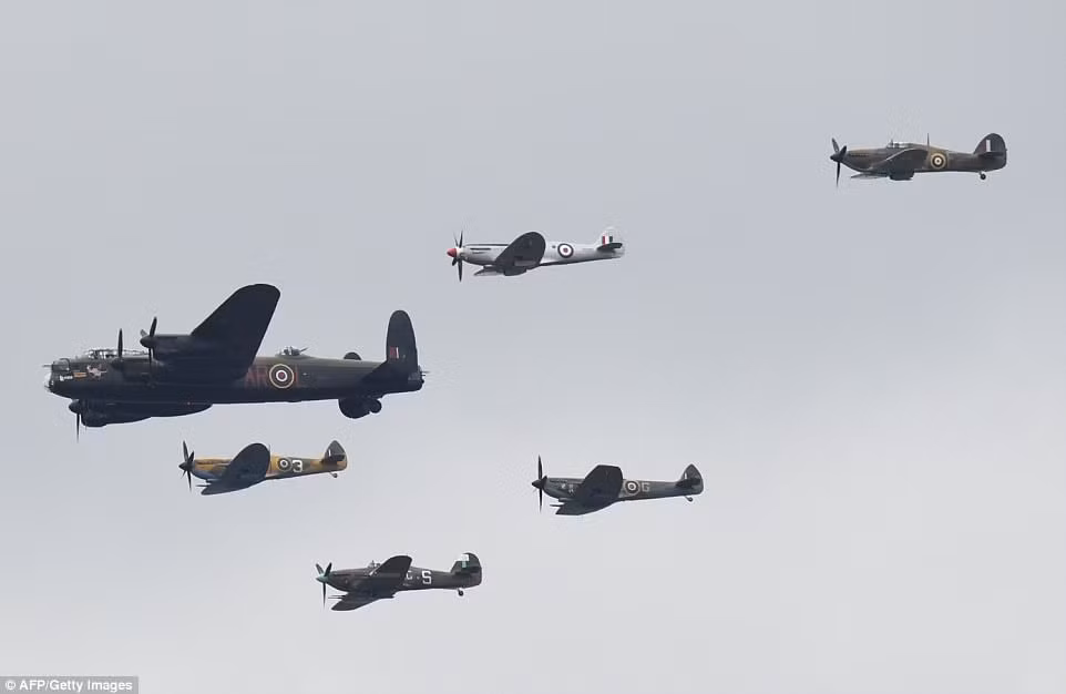Tiêm kích Spitfire, Hurricane và cả máy bay ném bom Lancaster, những chiến thần một thời của Không quân Hoàng gia Anh “tung cánh” trên bầu trời London ngày 10/7.