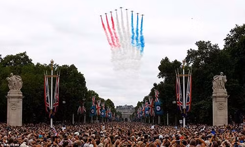 Khoảng 70 nghìn người xếp hàng dài trên đường The Mall ở thủ đô London để tận mắt theo dõi màn trình diễn này. 