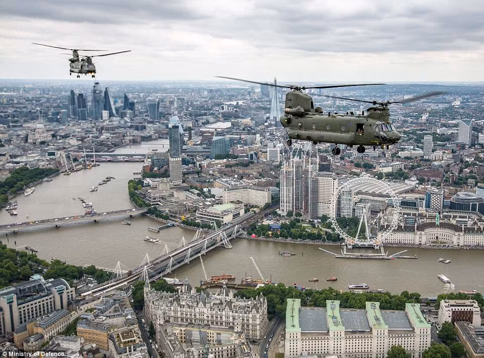 Hai chiếc Chinook trên đường tới Cung điện Buckingham để tham gia vào màn bay trình diễn ngày 10/7.