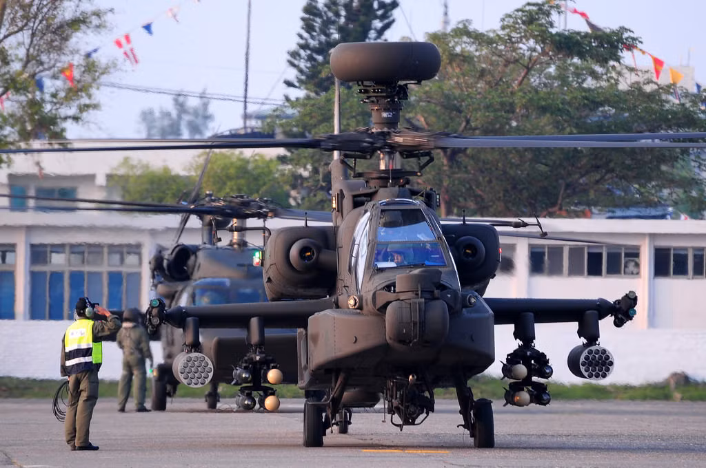 AH-64E Apache còn được trang bị một radar kiểm soát hỏa lực Longbow với khả năng phát hiện, phân loại và ưu tiên 12 mục tiêu cùng lúc và có thể nhìn xuyên qua sương mù. Ảnh: militaryfactory.com.