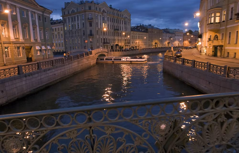 Bức ảnh này được chụp tại khu vực bờ sông Moyka nhìn từ cầu Song ở thành phố St. Petersburg.