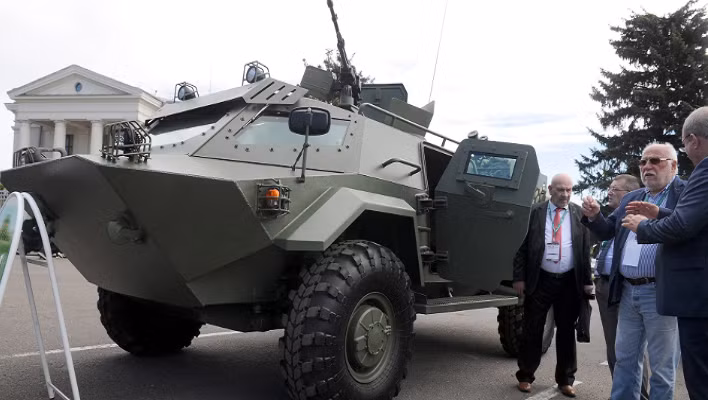 Thiết giáp Cayman có kíp chiến đấu 3 người và có thể chở theo 6 binh sĩ. Trang Defense Aerospace dẫn lời Giám đốc điều hành của Nhà máy sửa chữa số 140 Alexander Churyakov cho biết, loại xe bọc thép này đang được sản xuất hàng loạt. Ảnh: TASS.
