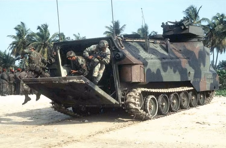 Một chiếc AAV-P7A1 có thể mang theo tối đa 25 thủy quân lục chiến cùng đầy đủ trang bị với kíp chiến đấu gồm 4 người. Với thiết kế cửa đổ bộ mở từ phía sau trên AAV-P7A1 giúp nó có thể bảo vệ được binh sĩ trước hỏa lực bắn thẳng của địch.
