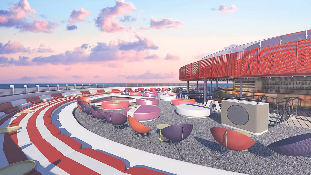 Phía sau du thuyền là khu vực rộng khoảng 20 m2 có tên The Dock để du khách có không gian trò chuyện và chiêm ngưỡng phong cảnh.