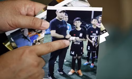 Ông Banphot Konkum cho phóng viên xem hình của con trai. Ảnh: AP.