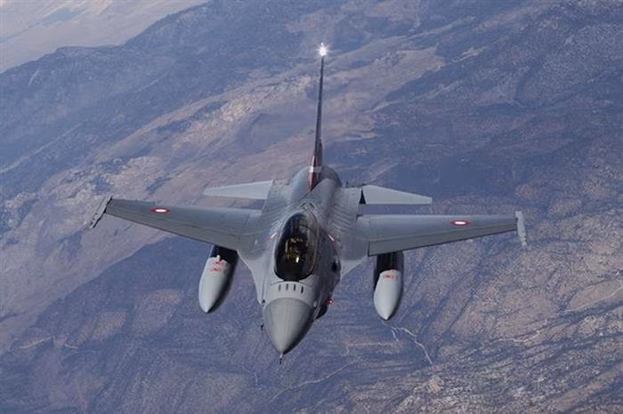 Với màn hình trên mũ bay kỹ thuật cao, phi công F-16 Block 70 có thể dễ dàng khai hỏa tên lửa cũng như nhiều loại vũ khí khác. Ảnh: c4defence.com.