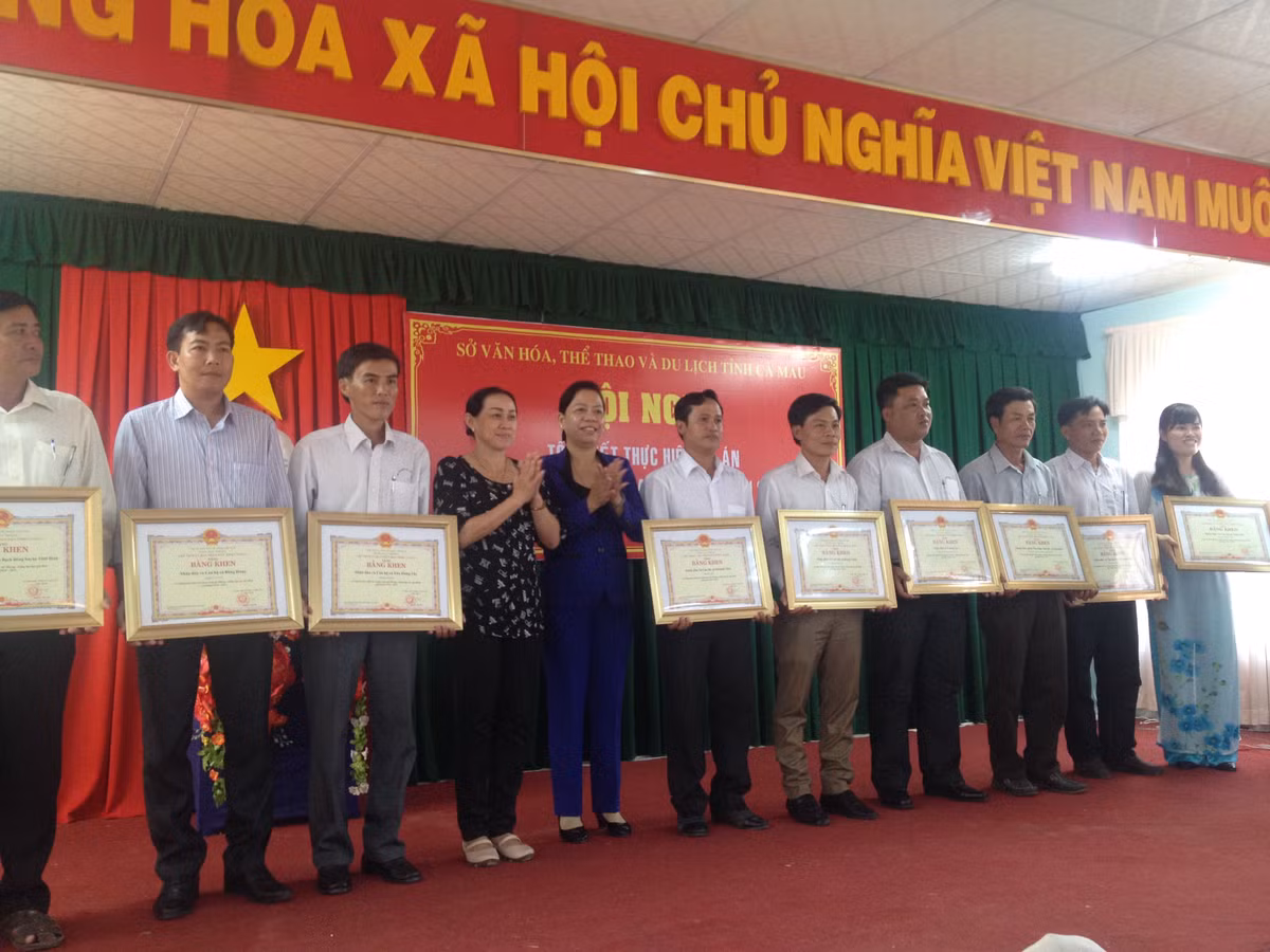 Nhiều gia đình nhận danh hiệu “gia đình văn hóa”.