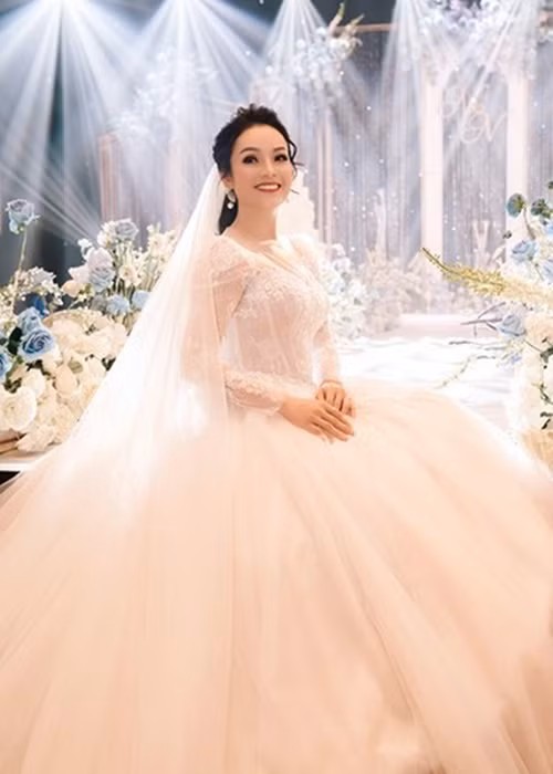 Không chỉ Long Đẹp Trai bất ngờ tái hôn sau khi bí mật ly hôn, Lê Bê La và Tân Nhàn cũng như vậy. Tháng 1/2021, thông tin Tân Nhàn làm lễ cưới lần 2 vào ngày 18/1 gây bất ngờ vì trước đó, cô chưa từng xác nhận cuộc hôn nhân đầu tiên với ca sĩ Tuấn Anh đổ vỡ. Ảnh: Vietnamnet