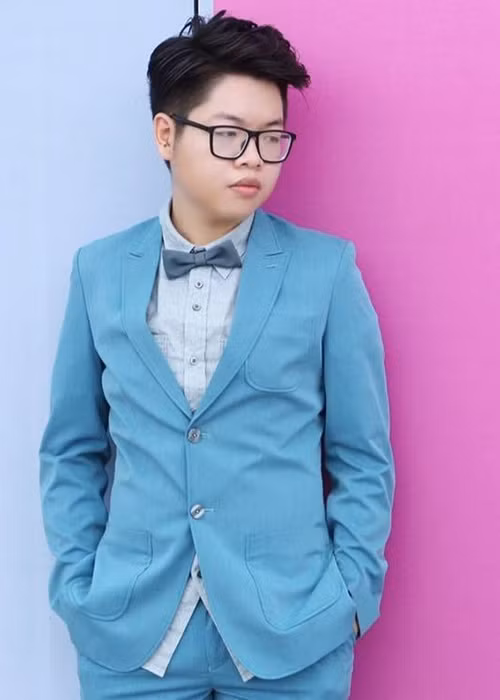 Năm 2015, chàng sinh viên 18 tuổi Đức Phúc đến với The Voice. Nhờ có giọng ca hay, “chàng trai đung đưa” trở thành quán quân cuộc thi này.