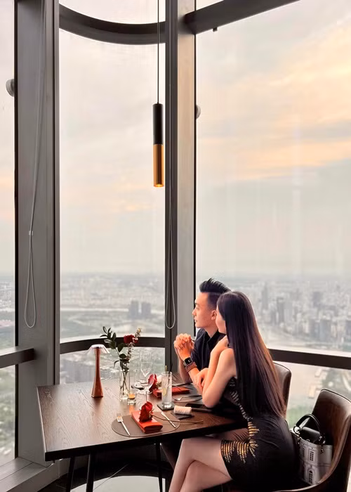 Ngân Anh tâm sự: "Valentine những năm trước, anh với em là những câu chuyện. Và những câu chuyện đó đã tạo nên hành trình cùng nhau ngày hôm nay". Còn Tô Ny viết: "Vậy là đã ba năm, kể từ ngày đầu tiên đó".