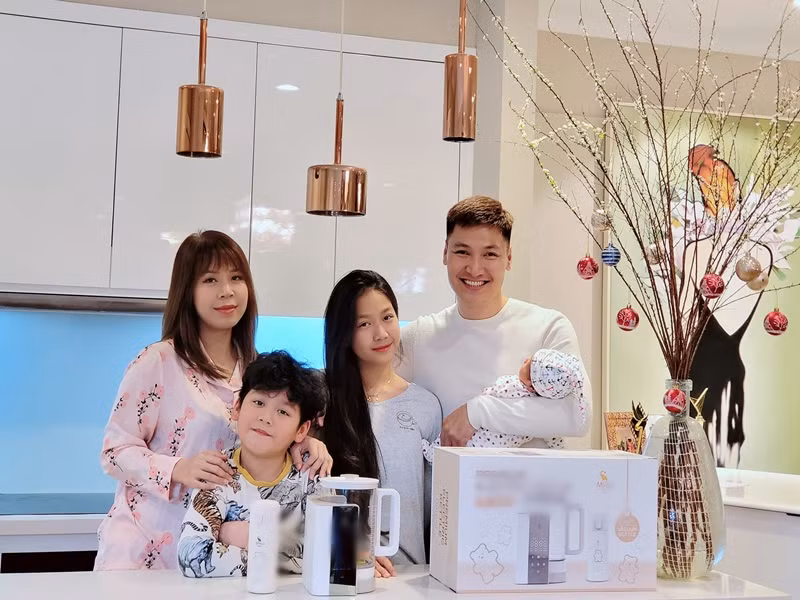 Bé Chíp sở hữu nhiều đường nét giống bố. Ảnh: FBNV