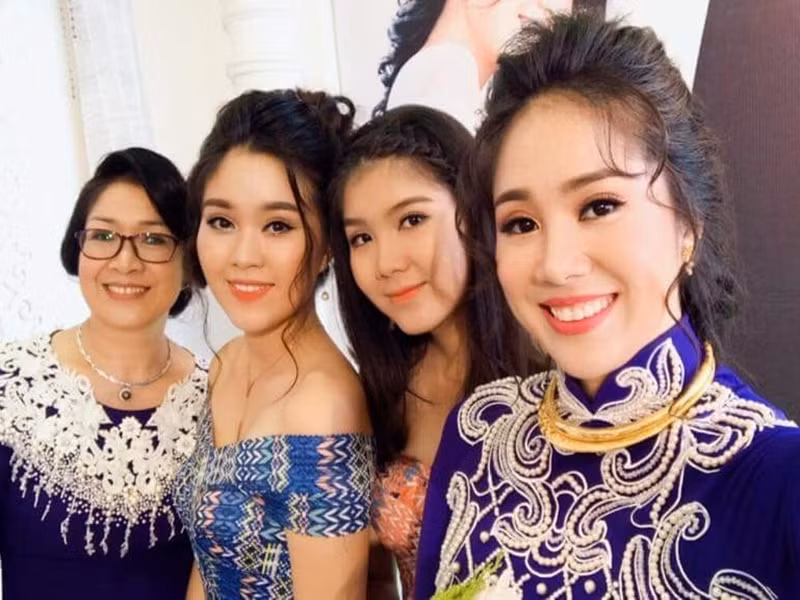 Mẹ của Lê Phương sở hữu vẻ đẹp mặn mà quý phái.