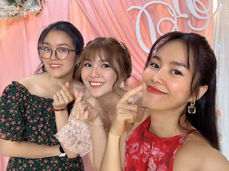 Trên trang cá nhân, Lê Phương vừa chia sẻ loạt ảnh bên hai em gái Lê Vân và Thiên Hương.