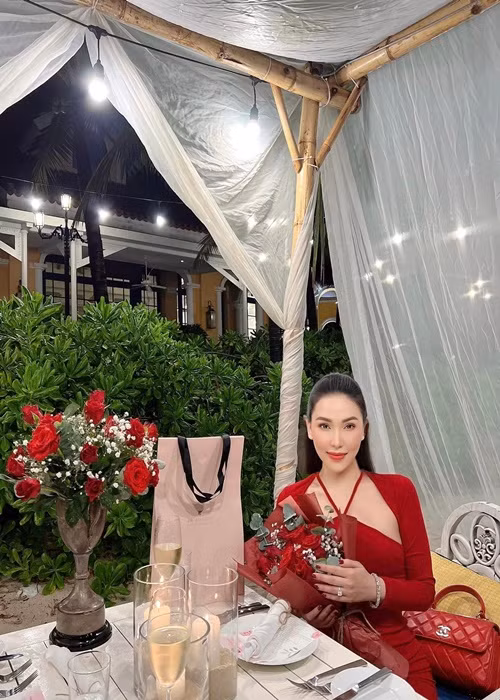 Chân dài sinh năm 1989 thường xuyên đăng tải hình ảnh gợi cảm, sống sang chảnh. Ảnh: FBNV