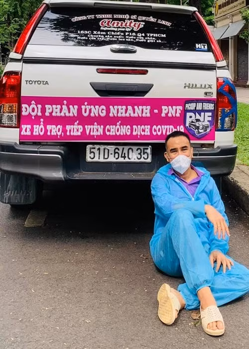 Không ít lần, MC Quyền Linh có hành động ghi điểm với khán giả. Hồi dịch bệnh COVID-19 có diễn biến phức tạp, anh là một trong những sao Việt xông xáo nhất trong hoạt động giúp đỡ cộng đồng. Ảnh: FBNV