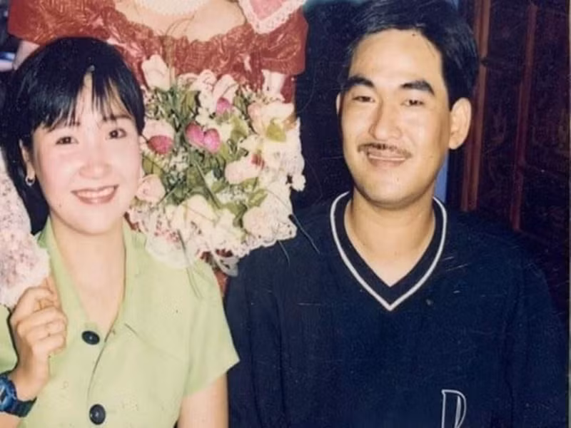 Nghệ sĩ Ngân Quỳnh gặp ông xã Nguyễn Chung vào năm 1987 khi ra Huế tham gia đoàn cải lương. Vì bị mẹ phản đối, Ngân Quỳnh chia tay người yêu ra Quảng Ngãi theo đoàn ca hát. Sau đó, Nguyễn Chung vào Quảng Ngãi tìm Ngân Quỳnh. Cả hai sau đó trốn ra Huế. Ảnh: FBNV