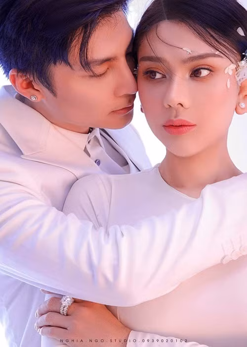 Trên trang cá nhân, Lâm Khánh Chi vừa đăng tải hình ảnh bên chồng cũ Phi Hùng. Đồng thời, nữ ca sĩ chuyển giới viết: "Tại sao người ta chia tay rồi có thể trở lại với nhau được còn tôi thì không? Tại sao mình không cho nhau cơ hội hả anh".