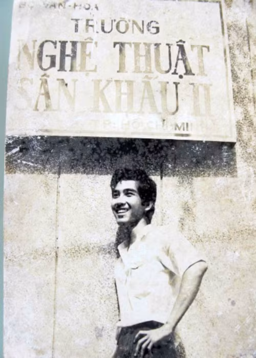 Theo Công an Nhân dân, Quyền Linh sinh ra trong gia đình có 5 người con. Do nhà nghèo khó, anh xin mẹ nghỉ học để nhường phần cho em trai mới lên lớp 6. Tuy nhiên, mẹ của Quyền Linh muốn nam MC tiếp tục việc học. Ảnh: Người đưa tin