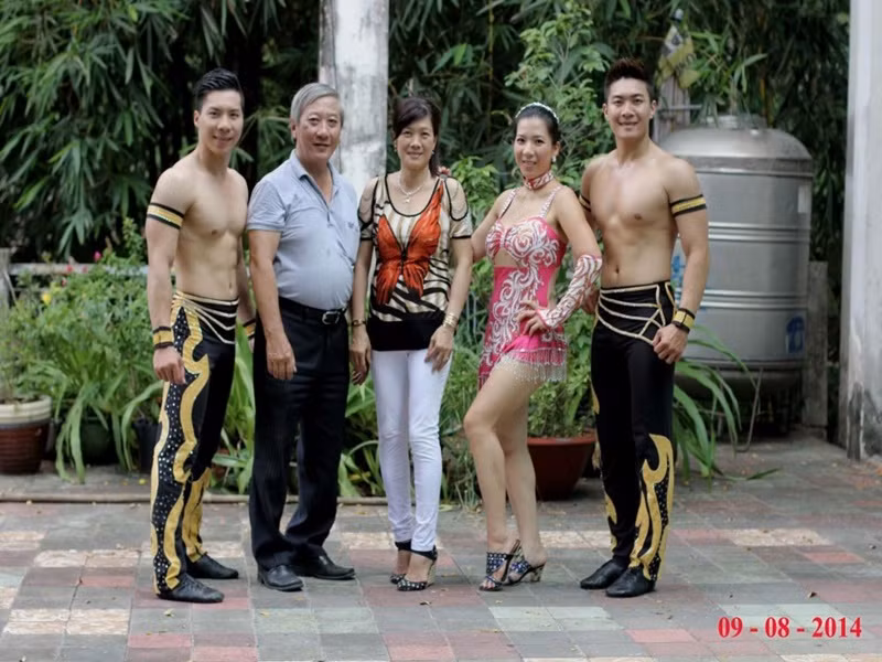 Giống Quốc Cơ và Quốc Nghiệp, Mỹ Phụng theo nghề xiếc của gia đình. Từ nhỏ, cô theo bố học võ thuật, tung hứng, nhào lộn và võ karate. Ảnh: VTC