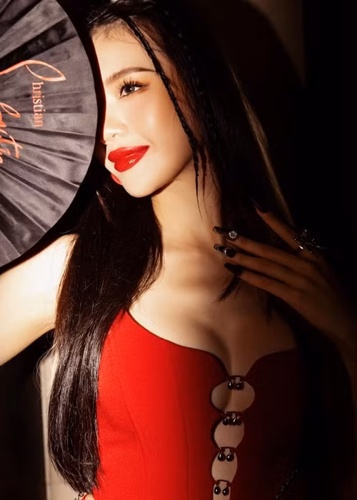 Năm 2019, trong cuộc phỏng vấn trên Vietnamnet, Quỳnh Hoa cho biết, cô bị rất nhiều đại gia gạ gẫm, thậm chí có người muốn trả 1 triệu USD để ngã giá. Trước những lời gạ tình, chân dài luôn từ chối.
